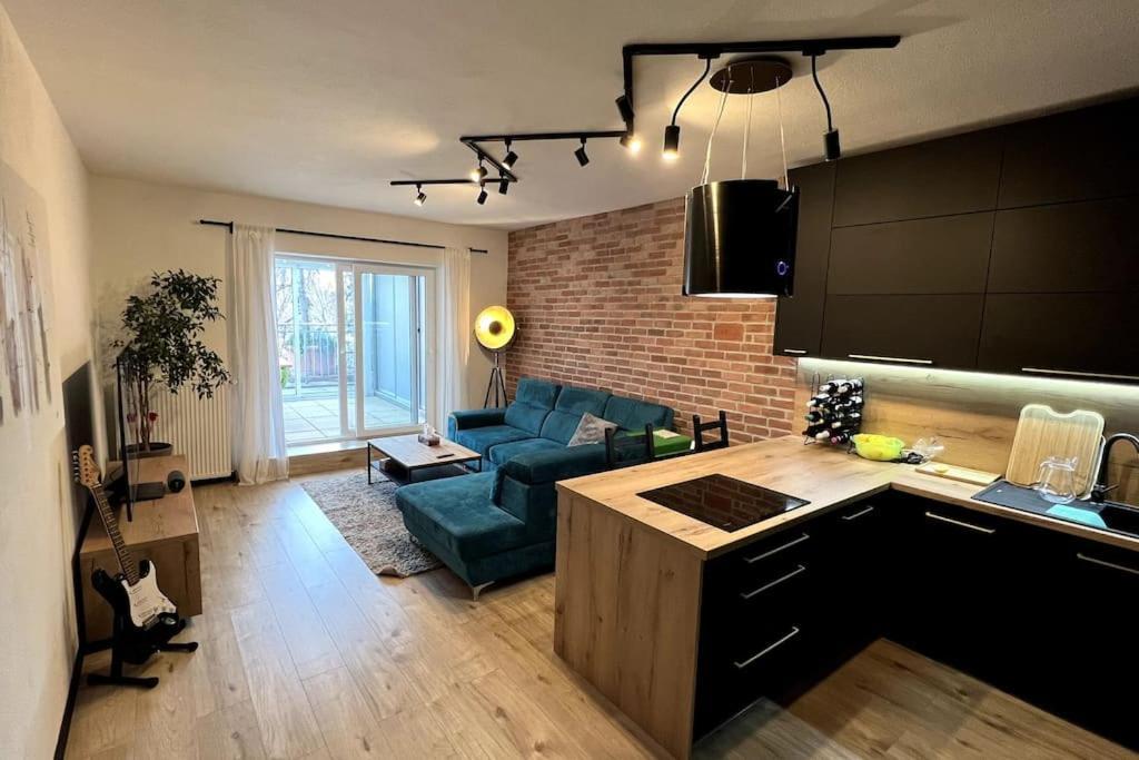 Lake Apartment, 2X Free Garage, 10 Mins To Centre Pozsony Kültér fotó