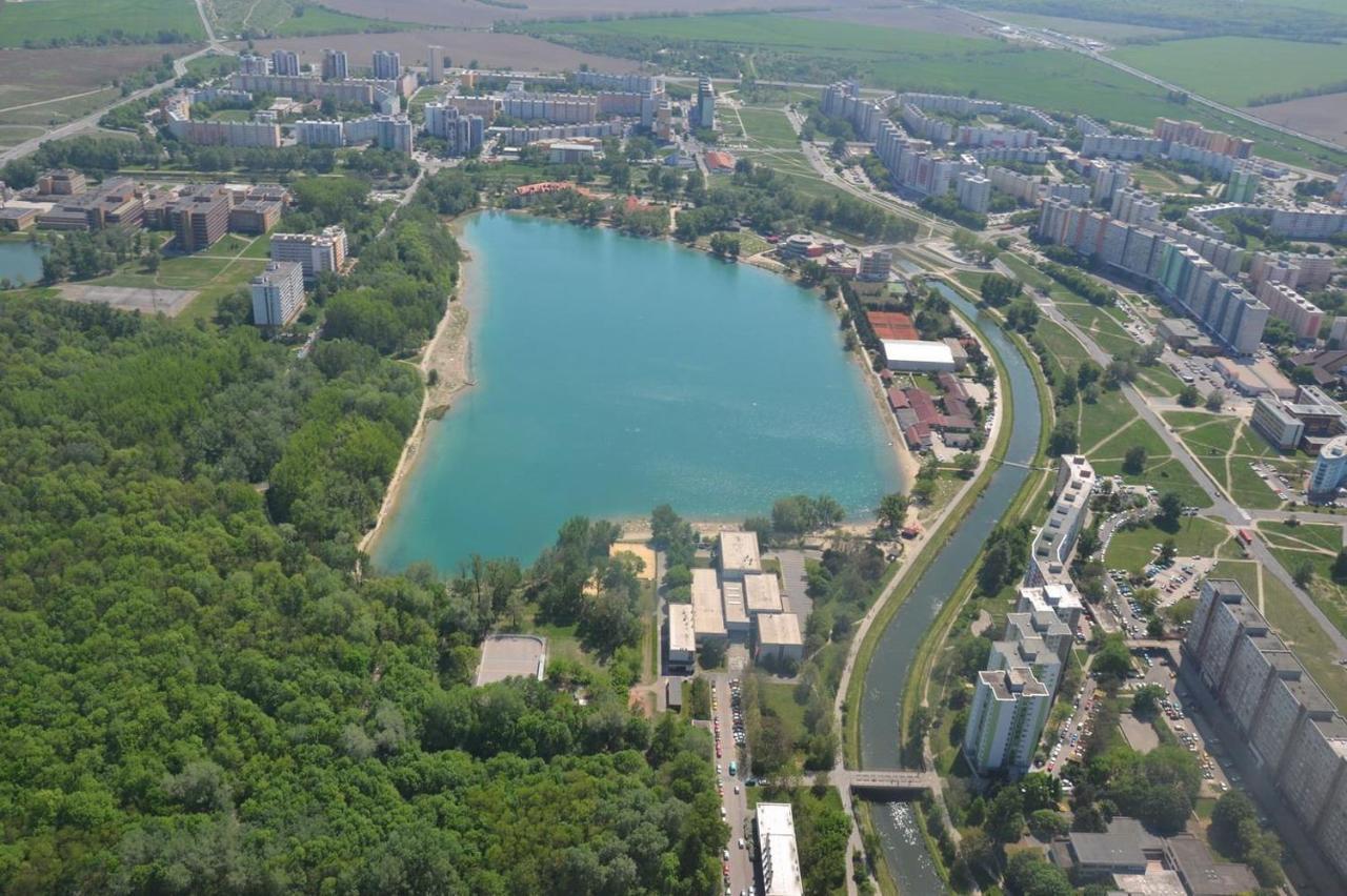 Lake Apartment, 2X Free Garage, 10 Mins To Centre Pozsony Kültér fotó